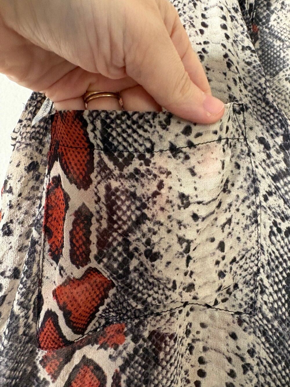 Laila Savannah 100% Silk Tank S Red Snakeskin Button Up V Neck Mandarin Blouse - Picture 3 of 8